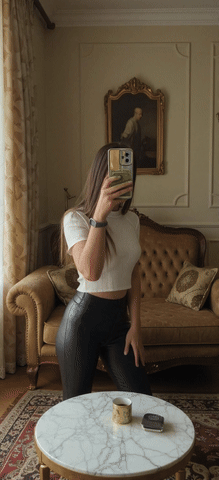 Пример: фото превращено в видео — изящная девушка, зеркало